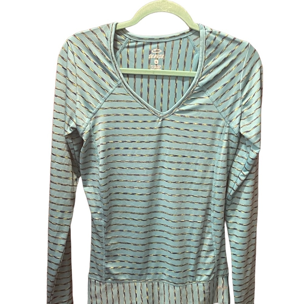Ikonik woman’s athletic long‎ sleeve top, size small.